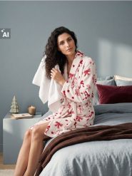 Pluszowy szlafrok z motywem kokard i paskiem - czerwony. Czerwone szlafroki damskie Sinsay, l, bez wzorów, bez ramiączek. Za 59.99 zł.