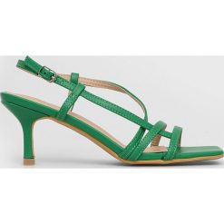 Answear Lab sandały kolor zielony. Zielone sandały Answear Lab, bez wzorów, z gumy, bez obcasa, na obcasie, bez zapięcia. Za 189.99 zł.