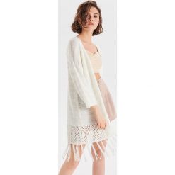 Kardigan oversize z frędzlami - Kremowy. Swetry marki Cropp. Za 119.99 zł.