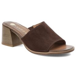 Klapki damskie Armodo, cholewka z miękkiej skóry naturalnej profilowana wkładka minimalistyczny design, brązowe, 40519. Brązowe klapki Armodo, bez wzorów, ze skóry, eleganckie, z otwartym noskiem, bez obcasa, na obcasie, bez zapięcia. Za 319.00 zł.