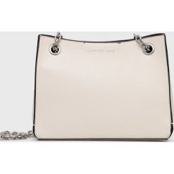 Calvin Klein Jeans torebka kolor beżowy. Brązowe listonoszki Calvin Klein Jeans, bez wzorów, z jeansu, na ramię, bez dodatków. Za 539.99 zł.