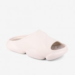 Klapki damskie Coqui. Białe klapki Coqui, bez wzorów, z materiału, eleganckie, bez obcasa, bez zapięcia. Za 125.99 zł.