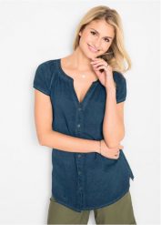 "Bluzka bawełniana ""cold-dyed"", krótki rękaw, ze zrównoważonej bawełny". Niebieskie bluzki bonprix, bez wzorów, z bawełny, bez kołnierzyka, bez ramiączek. Za 79.99 zł.