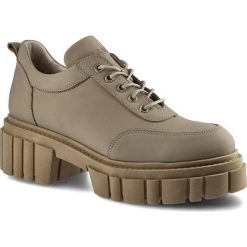 Beżowe Półbuty Karino Damskie Stylowe Buty. Brązowe półbuty wsuwane Karino, bez wzorów, z nubiku, eleganckie, bez obcasa, na obcasie. Za 309.00 zł.