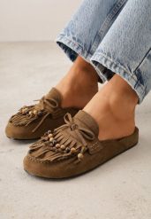 Ciemnobeżowe Klapki VICES Typu Mule z Koralikami Frędzlami i Kokardą Dioleora. Brązowe klapki Born2be, z aplikacjami, eleganckie, bez obcasa, na płaskiej podeszwie, bez zapięcia. Za 119.99 zł.
