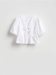 Bluzka z ozdobnymi wiązaniami - biały. Białe bluzki Reserved, l, bez wzorów, z bawełny, bez kołnierzyka, bez ramiączek. Za 99.99 zł.