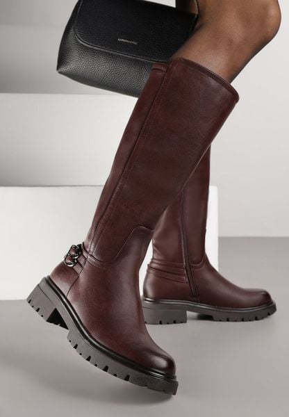 Bordowe Kozaki Oficerki na Grubej Podeszwie Zdobione Klamrami przy Kostce Saliseva. Czerwone kozaki Born2be, z aplikacjami, z jeansu, biznesowe, bez obcasa, na płaskiej podeszwie, bez zapięcia. Za 199.99 zł.