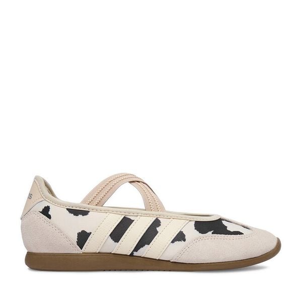 Baleriny adidas. Białe baleriny adidas, bez wzorów, bez obcasa, bez zapięcia. Za 279.99 zł.