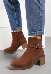 Brązowe Botki w Klasycznym Stylu z Imitacji Zamszu Ozdobione Paskiem Selinara. Brązowe botki Born2be, bez wzorów, z jeansu, eleganckie, bez obcasa, na obcasie, bez zapięcia. W wyprzedaży za 112.49 zł.