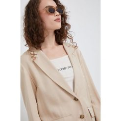 Calvin Klein marynarka kolor beżowy jednorzędowa gładka. Brązowe marynarki i żakiety Calvin Klein, s, bez wzorów, z bawełny, klasyczne, bez ramiączek. W wyprzedaży za 769.99 zł.