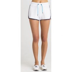 SZORTY DRESOWE EA7 Emporio Armani. Białe szorty EA7 Emporio Armani, bez wzorów, z bawełny. Za 233.40 zł.