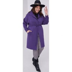 Płaszcz Damski Huggo Plus Size Fioletowy. Fioletowe płaszcze blue shadow, plus size, bez wzorów, z dzianiny, bez kaptura. Za 419.90 zł.