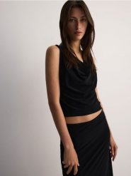 Bluzka z lejącym dekoltem - czarny. Czarne bluzki Reserved, l, bez wzorów, z tkaniny, bez kołnierzyka, bez ramiączek. W wyprzedaży za 49.99 zł.