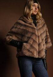 Beżowa Kurtka Futrzana o Kroju Oversize z Kapturem i Rękawami 3/4 Titene. Brązowe kurtki Renee, na zimę, m, bez wzorów, z futra, eleganckie, z kapturem. Za 319.99 zł.