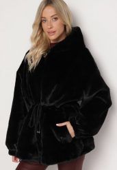 Czarna Futrzana Kurtka z Kapturem i Ściągaczem w Talii Werirani. Czarne kurtki Born2be, xl, bez wzorów, z futra, eleganckie, z kapturem. W wyprzedaży za 286.99 zł.