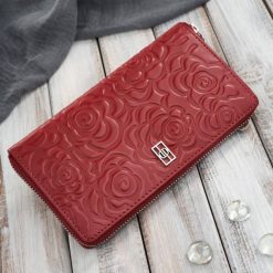 Portfel damski skórzany w kwiaty czerwony z metalowym logo Paolo Peruzzi AL-13-RD. Czerwone portfele bez wzorów, ze skóry. Za 89.00 zł.