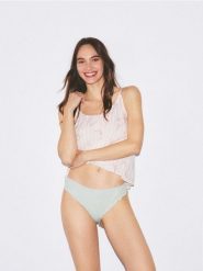 Majtki figi 3 pack - pastelowy róż. Czerwone figi Reserved, bez wzorów, z bawełny. Za 59.99 zł.