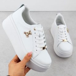 Skórzane półbuty damskie na platformie białe Filippo 6246. Białe półbuty wsuwane Filippo, bez wzorów, ze skóry, bez obcasa, na platformie. Za 219.99 zł.