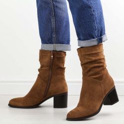 Brązowe zamszowe botki damskie na obcasie M.Daszyński 2337-9. Brązowe botki M.Daszyński, bez wzorów, z materiału, eleganckie, bez obcasa, na obcasie, bez zapięcia. W wyprzedaży za 179.10 zł.
