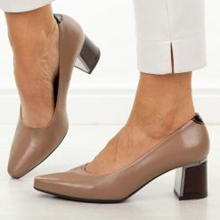 Beżowe Tan skórzane Polskie czółenka damskie Suzana 4502. Brązowe czółenka Suzana, na lato, bez wzorów, z lakierowanej skóry, eleganckie, bez obcasa, na słupku, bez zapięcia. W wyprzedaży za 386.32 zł.