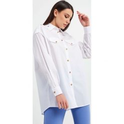 KOSZULA ELISABETTA FRANCHI. Białe koszule Elisabetta Franchi, bez wzorów, bez kołnierzyka, bez ramiączek. W wyprzedaży za 1,351.20 zł.