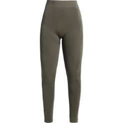 Puma EVOKNIT Legginsy olive night. Niebieskie legginsy marki comma casual identity, z materiału, casualowe. W wyprzedaży za 151.20 zł.