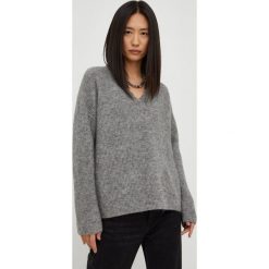 Gestuz sweter wełniany damski kolor szary. Szare swetry Gestuz, l, bez wzorów, z dzianiny, bez ramiączek. W wyprzedaży za 599.99 zł.