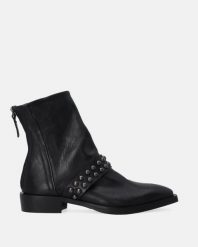 SKÓRZANE BOTKI Z NITAMI K020LEBLOBB037. Botki Venezia, bez wzorów, ze skóry, bez obcasa, bez zapięcia. Za 749.00 zł.