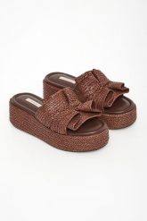Klapki damskie skórzane CASADEI. Klapki Casadei, bez wzorów, bez obcasa, bez zapięcia. Za 2,759.00 zł.