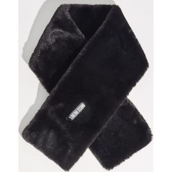 Pluszowy szal - Czarny. Szaliki i kominy marki OLAIAN. W wyprzedaży za 9.99 zł.