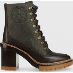 Tory Burch botki Miller damskie kolor zielony na słupku. Zielone botki Tory Burch, bez wzorów, bez obcasa, na słupku, bez zapięcia. Za 2,279.90 zł.