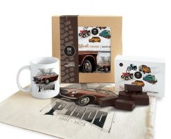 Volvo P1800 — paczka (Zawartość paczki: koszulka - torba - kubek - słodycze; Rozmiar koszulki / bluzy: 12 - 14 lat; Kolor koszulki / bluzy: czarny; Ro. Czarne torby sportowe nikiniki, bez wzorów, z bawełny. Za 159.00 zł.