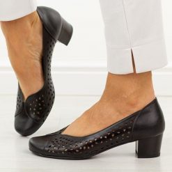 Czarne ażurowe skórzane Polskie czółenka damskie Gregors 1210. Czarne czółenka GREGORS, na lato, w ażurowe wzory, ze skóry, eleganckie, z okrągłym noskiem, bez obcasa, na obcasie, bez zapięcia. Za 399.00 zł.