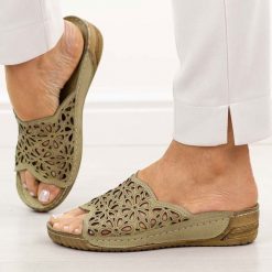 Zielone avocado ażurowe skórzane klapki damskie T.Sokolski L225. Zielone klapki Sokolski, w ażurowe wzory, z materiału, klasyczne, bez obcasa, na koturnie, bez zapięcia. Za 249.00 zł.
