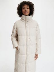 Pikowany płaszcz - kremowy. Białe płaszcze Reserved, l, bez wzorów, z tkaniny, bez kaptura. W wyprzedaży za 99.99 zł.