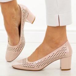 Różowe lakierowane ażurowe czółenka damskie na słupku Sergio Leone Pb848. Czerwone czółenka Sergio Leone, na lato, w ażurowe wzory, z lakierowanej skóry, eleganckie, z okrągłym noskiem, bez obcasa, na słupku, bez zapięcia. Za 169.00 zł.