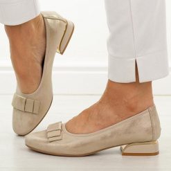 Złote skórzane czółenka damskie na obcasie M.Daszyński Ol37-2. Żółte czółenka M.Daszyński, na jesień, z aplikacjami, z jeansu, biznesowe, z okrągłym noskiem, bez obcasa, na obcasie, bez zapięcia. W wyprzedaży za 197.10 zł.