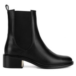 Sztyblety DeeZee. Czarne botki DeeZee, bez wzorów, bez obcasa, na słupku, bez zapięcia. Za 135.99 zł.