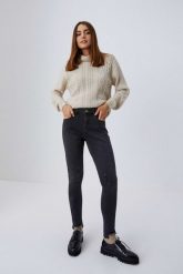 Jeansy skinny medium waist z postrzępionymi nogawkami grafitowe. Szare jeansy MOODO, xs, bez wzorów, z bawełny. W wyprzedaży za 25.99 zł.