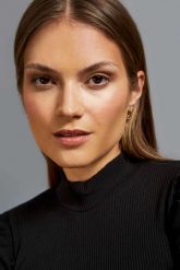 Kolczyki w kolorze złota z zawieszką. Żółte kolczyki MOODO, złote. W wyprzedaży za 7.99 zł.