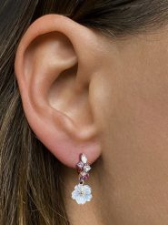 Les Petites Précieuses Pozłacane kolczyki-kreole z cyrkoniami i masą perłową rozmiar: onesize. Białe kolczyki Les Petites Précieuses, z cyrkonią, pozłacane. Za 213.95 zł.