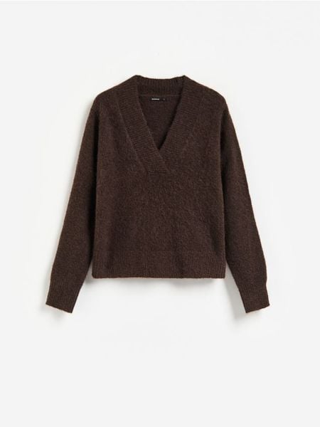 Sweter z dekoltem V - ciemnobrązowy. Brązowe swetry Reserved, l, bez wzorów, z dzianiny, bez ramiączek. Za 139.99 zł.