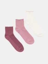 Skarpetki z falbaną 3 pack - różowy. Czerwone skarpetki Sinsay, bez wzorów. Za 12.99 zł.