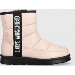Love Moschino śniegowce kolor różowy. Czerwone śniegowce Love Moschino, bez wzorów, z gumy, bez zapięcia. W wyprzedaży za 539.99 zł.