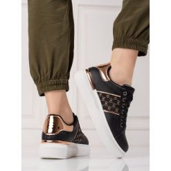 Buty sportowe Shelovet na platformie czarne. Czarne buty treningowe SHELOVET, bez wzorów, bez zapięcia. Za 131.90 zł.
