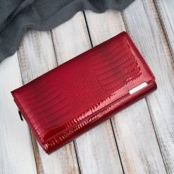 Portfel damski skórzany duży czerwony lakierowany croco SP-19-CRD. Czerwone portfele Jennifer Jones, bez wzorów, z jeansu. Za 99.99 zł.