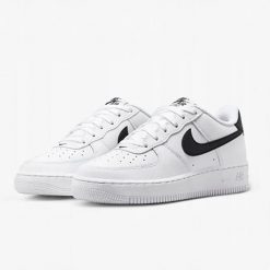 Buty Sportowe Młodzieżowe Nike Air Force 1 (GS). Biała buty do biegania Nike, bez wzorów, ze skóry, bez zapięcia, do biegania, Nike Air Force. Za 360.80 zł.