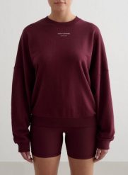 Damska bluza frotte, luźna, z okrągłym dekoltem Apparel Terry wiśniowa. Czerwone bluzy AIM'N, l, bez wzorów, z dzianiny, bez kaptura, na fitness i siłownię. Za 297.00 zł.