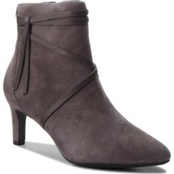 Botki CLARKS - Calla Aster 261363694 Dark Grey Suede. Szare botki Clarks, z materiału. Za 499.00 zł.