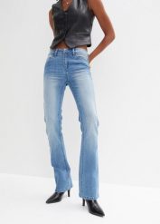 Jeansy z rozkloszowanymi nogawkami, mid waist, ze stretchem. Niebieskie jeansy bonprix, bez wzorów, z jeansu. Za 129.99 zł.